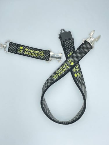 حامل بطاقة بشعار الخطوط السعودية