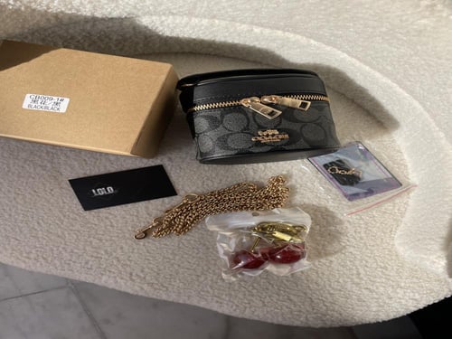 كوتش مع تعليقة الكرز