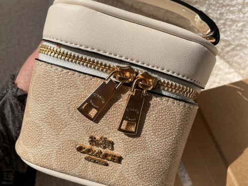 كوتش مع تعليقة الكرز