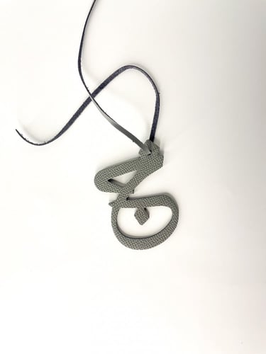 ميداليات حروف عربية