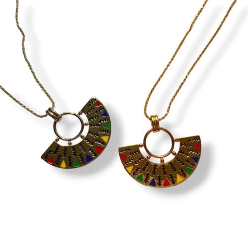 تعليقة فضة بتصميم تراثي انيق