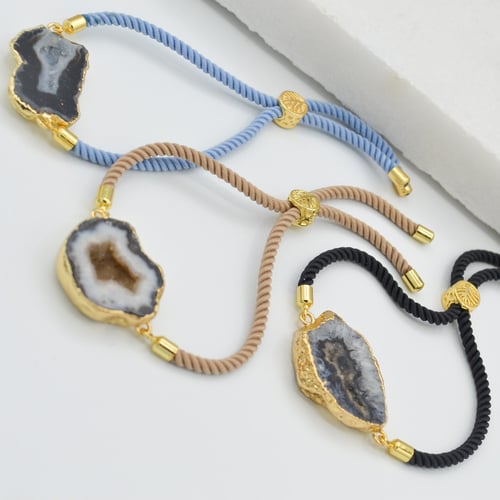 اسوارة مصنوعة يدويا من الحجر الطبيعي المطلي بالذهب...