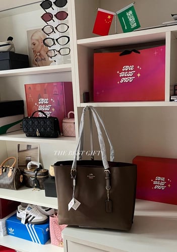 Mollie Tote 39 logo
