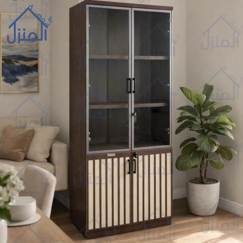دولاب عرض زجاجي بتفاصيل خشبية مخططة – تصميم أنيق ب...