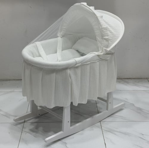 سلة موسى لون ابيض مع حامل هزاز ابيض