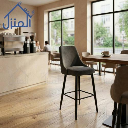 كرسي بار فاخر مبطن بقماش مخملي مع هيكل معدني أسود