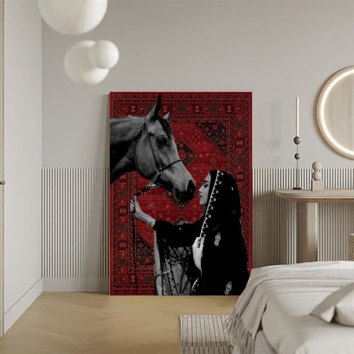 لوحة جدارية تراثية بخيل عربي وسجاد أحمر بتصميم فني...