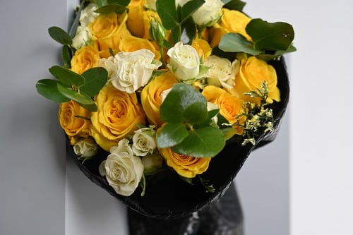 باقة الشغف - ورد الجوري الابيض والاصفر