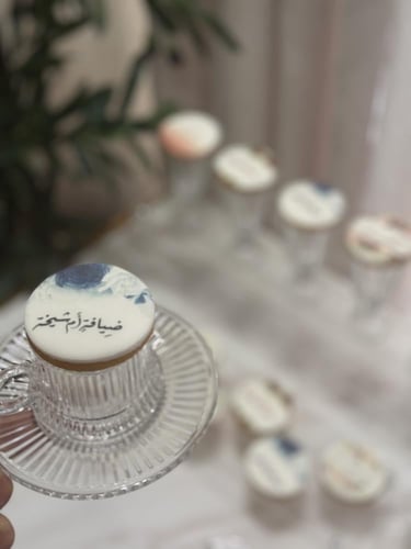 كوكيز ضيافة بطباعة عبارات وثيمات أنيقة