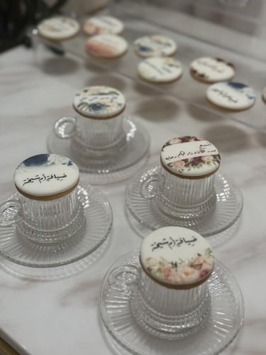 كوكيز ضيافة بطباعة عبارات وثيمات أنيقة