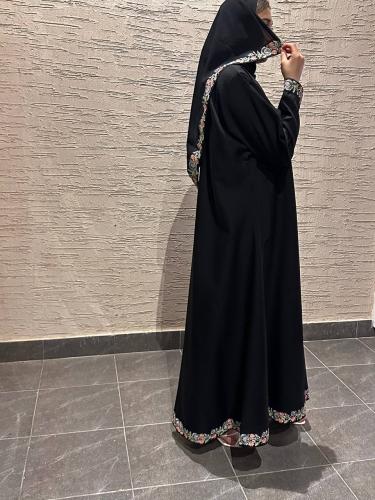 عبايه كلفه كم وتحت كتان واقف