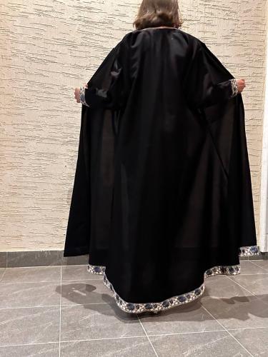 عبايه كلفه كم وتحت ورد ابيض ورصاصي