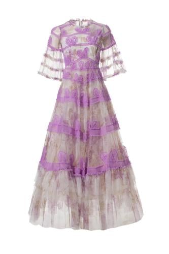 فستان تل طويل أنيق بكم مميز بتموجات الموڤ.