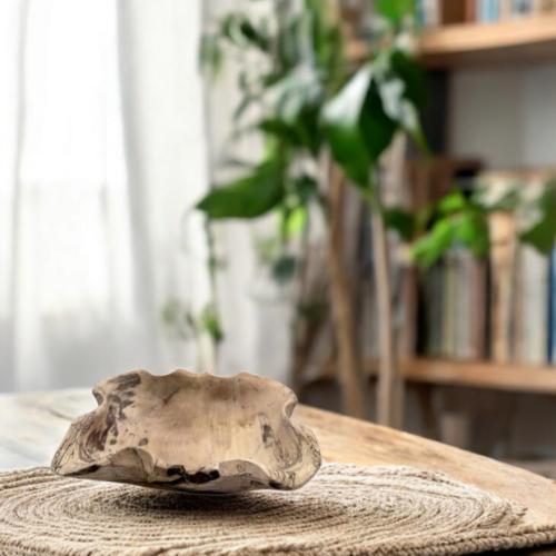 صحن خشبي روز أبيض