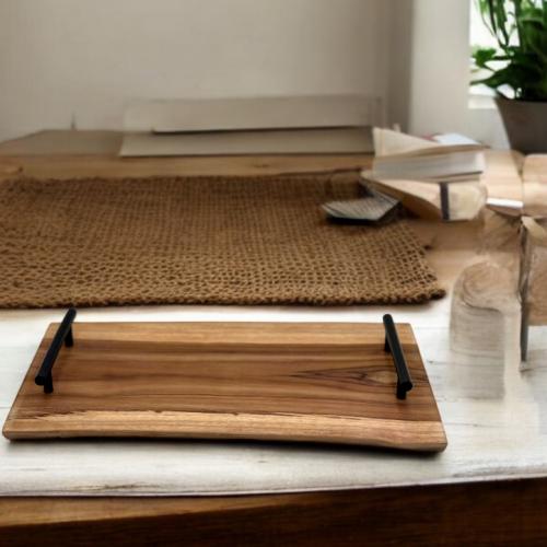 صحن خشبي بمقابض