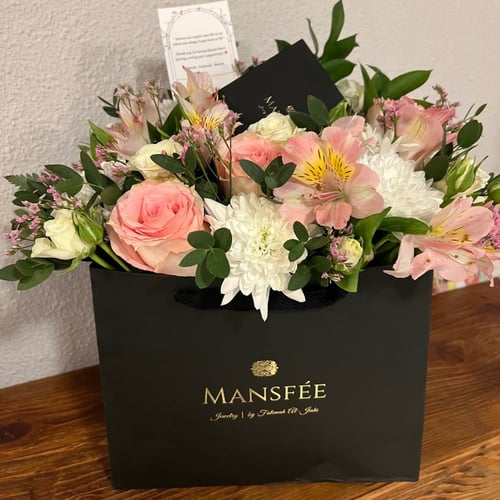 تنسيق باقة ورد في الكيس