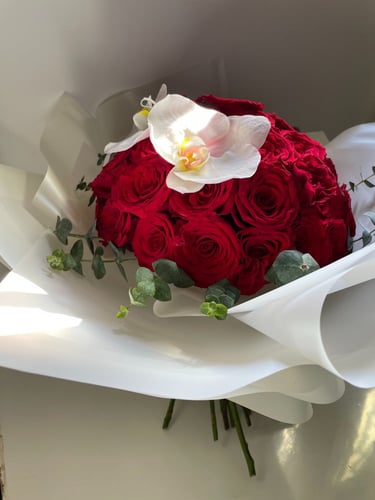 باقة روز احمر مع اوركيد