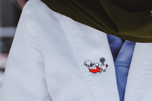 بروش طبيب الاسنان