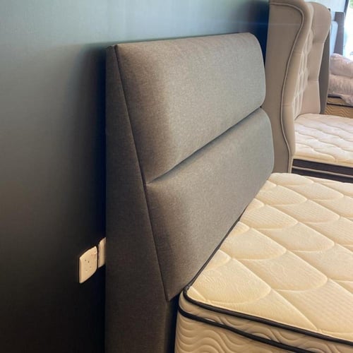 سرير مودرن توينتي المميز مع ظهر عريض ومنحني للراحة