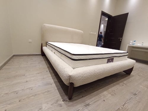 سرير جراند الفاخر مع ارجل من الخشب الزان