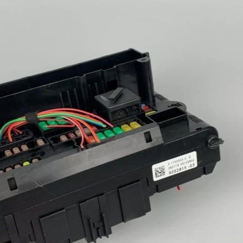 علبة فيوزات امامية 9252815 BMW 5 Series F10 F11 20...