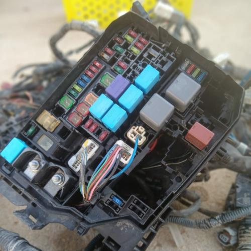 علبة فيوزات مع ضفيرة الكهرباء تويوتا كورولا 2013 2...