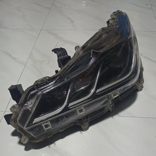 شمعة نور زنون وكالة جهة السائق تويوتا كورلا 2020 2...