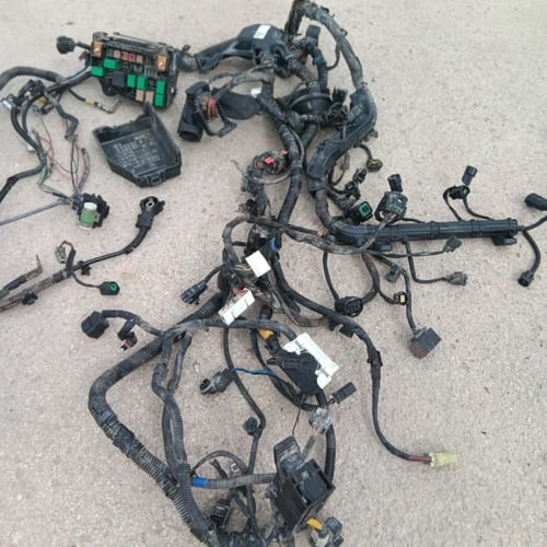 علبة فيوزات مع ظفيرة كهرب المكينة والانوار هونداي...