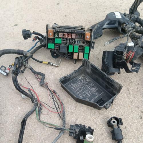 علبة فيوزات مع ظفيرة كهرب المكينة والانوار هونداي...