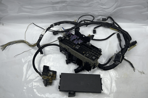 علبة فيوزات مع كيبل بطارية وظفيرة كهرباء مكينة وقي...