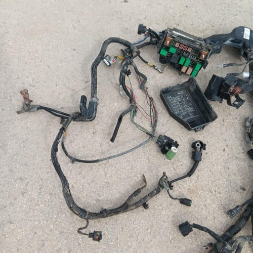 علبة فيوزات مع ظفيرة كهرب المكينة والانوار هونداي...