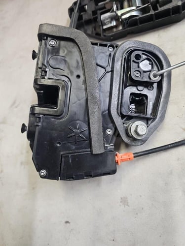 مقبض باب السائق مع القفل سنترلوك شيفروليه امبالا 2...