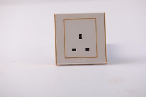 بريزه مربع 13 أمبير متوفر لونين ضمان 25 سنة