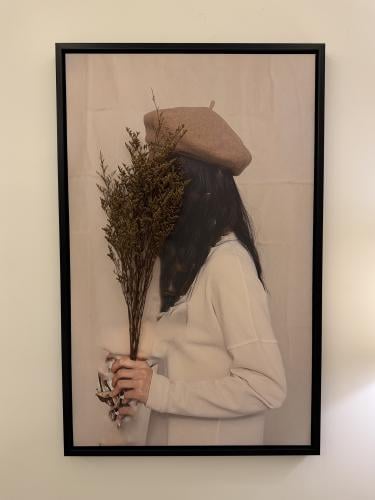 لوحة جدارية قماشية بنت مع الاغصان