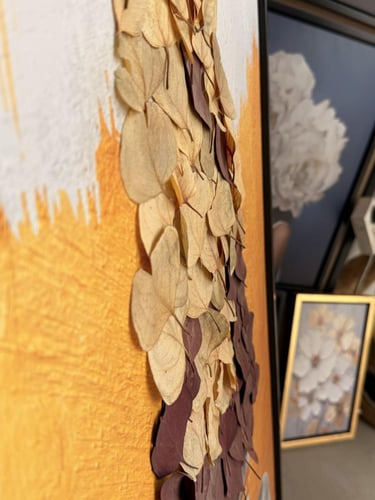 لوحة امرأة مع ورق الشجر المجفف