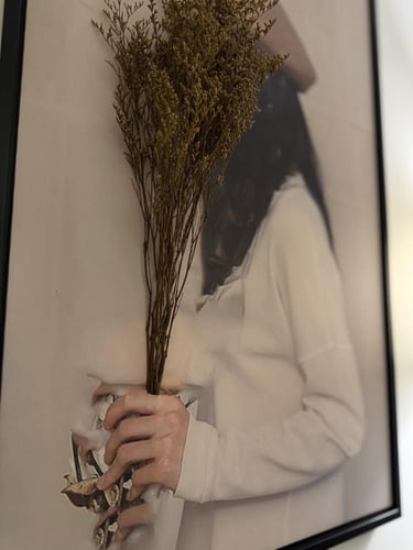 لوحة جدارية قماشية بنت مع الاغصان