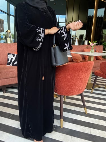 عبايه مخمل اسود مزينه الاكمام بالكريستال - 75