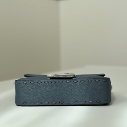 شنطة فيندي باغيت لون أزرق مقاس سمول Fendi Baguette...