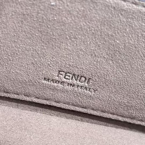شنطة موبايل فيندي باغيت الكلاسيكية Fendi Baguette