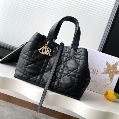 حقيبة Dior Toujours بالحجم المتوسط