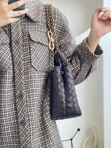 شنطة بوتيغا فينيتا لون بني عودي الحجم الصغير ANDIA...