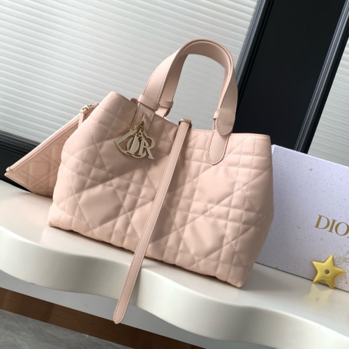 حقيبة Dior Toujours بالحجم المتوسط