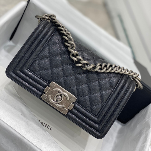 حقيبة يد BOY CHANEL صغيرة