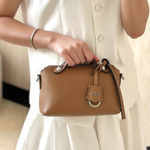 شنطة فيندي باغيت لون بني مقاس سمول Fendi Baguette...