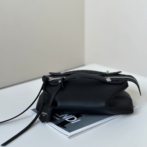 شنطة فيندي باغيت لون أسود مقاس سمول Fendi Baguette...