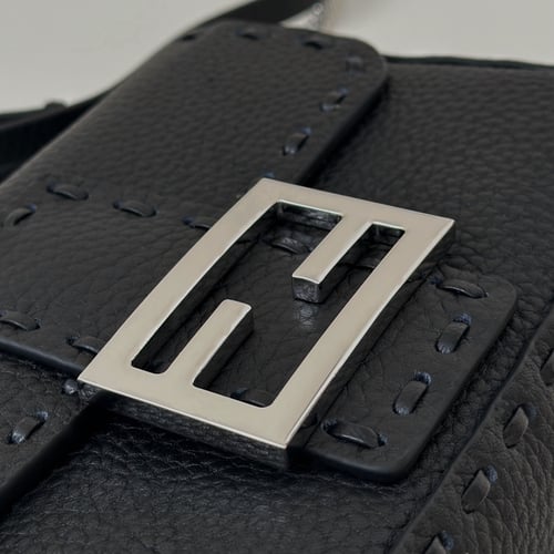 شنطة فيندي باغيت لون أسود مقاس سمول Fendi Baguette...