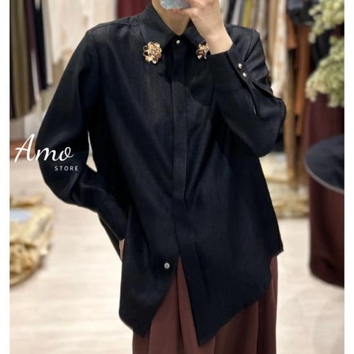 بلوزة لون أسود فخم بزراير أمامية بروش وردة لون ذهب...