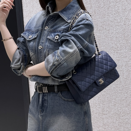 حقيبة شانيل كلاسيك جلد كافيار مقاس 25 سم Chanel Cl...