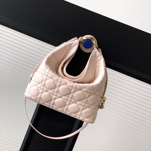 حقيبة هوبو Dior Toujours بالحجم الصغير