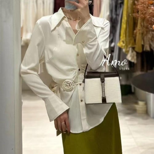 بلوزة لون سكري أوف وايت بزراير أمامية ب جراف حول ا...